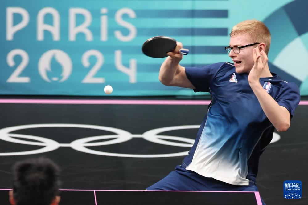 他高举奖牌 他高举奖牌